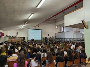 Foto che ritrae la platea di studentesse e studenti durante la cerimonia di inaugurazione 